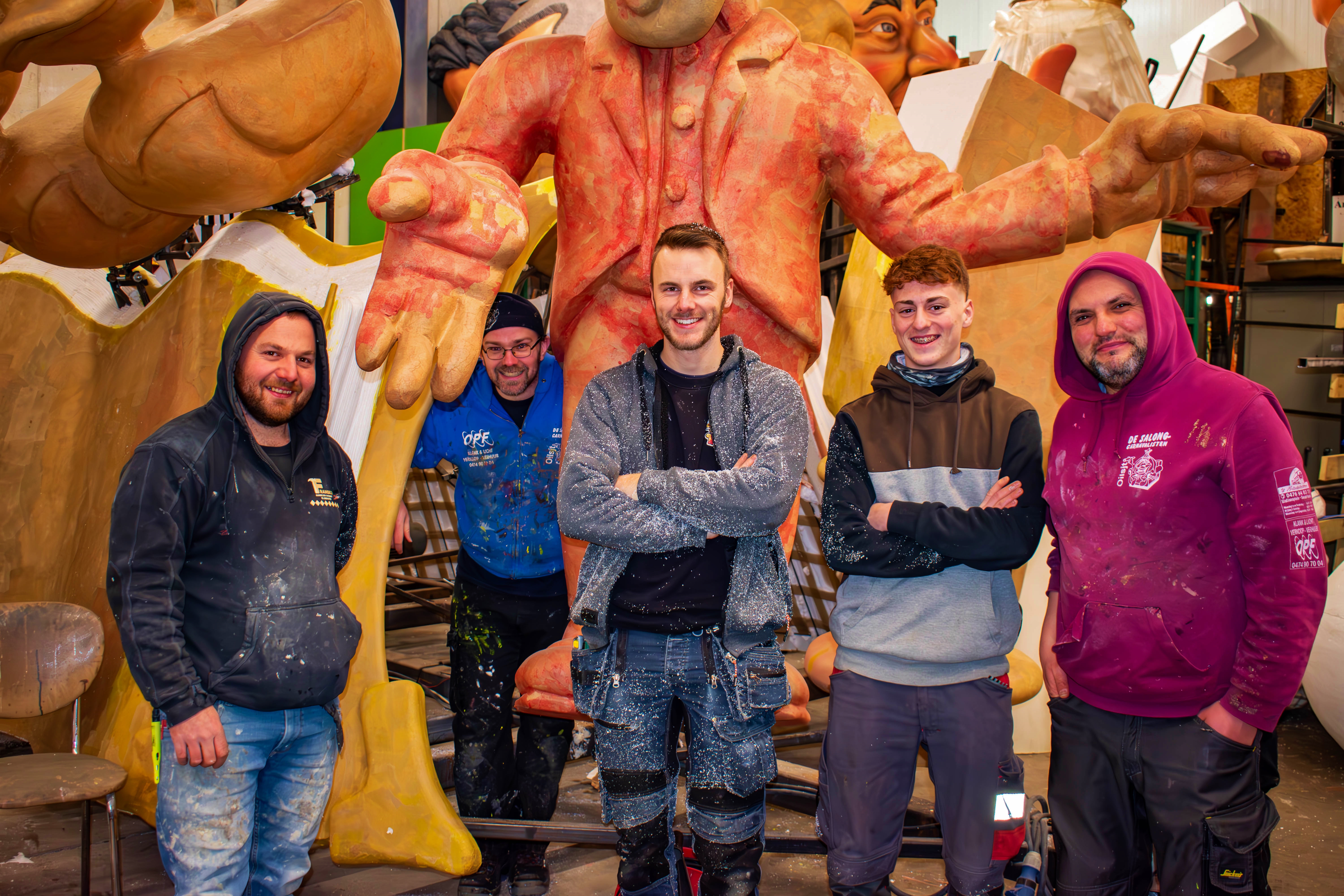 Aalst Carnaval 2025 - Stoetthema AKV De Salongcarnavalisten: 'Elke Prinsj schroift zen oigen verhool, mor de Skepter wetj ze allemool'