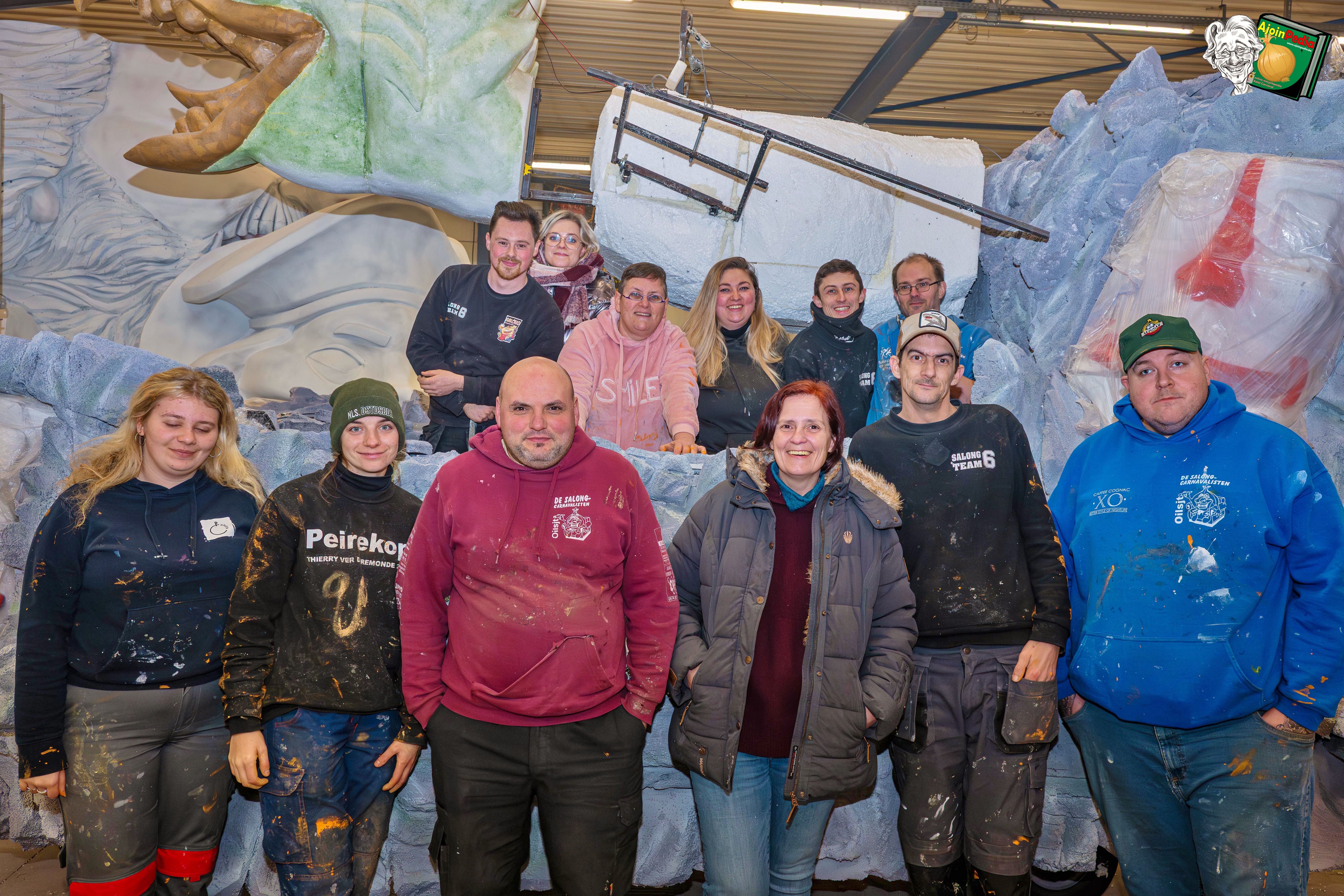 Aalst Carnaval 2026 - Stoetthema AKV De Salongcarnavalisten: 'Oilsjt es gelek as ne Feniks, herroizen doeng ze ier aal oit eir oigen as'