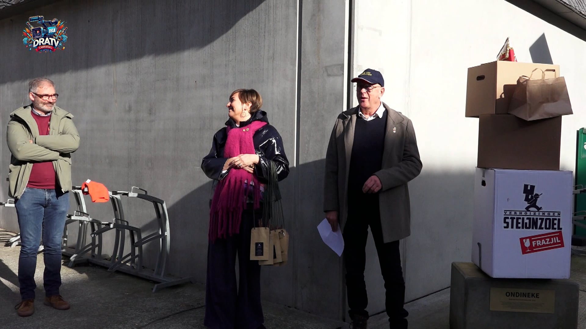 Ondinneke met kostuumpje van de Droeige Sossissen.