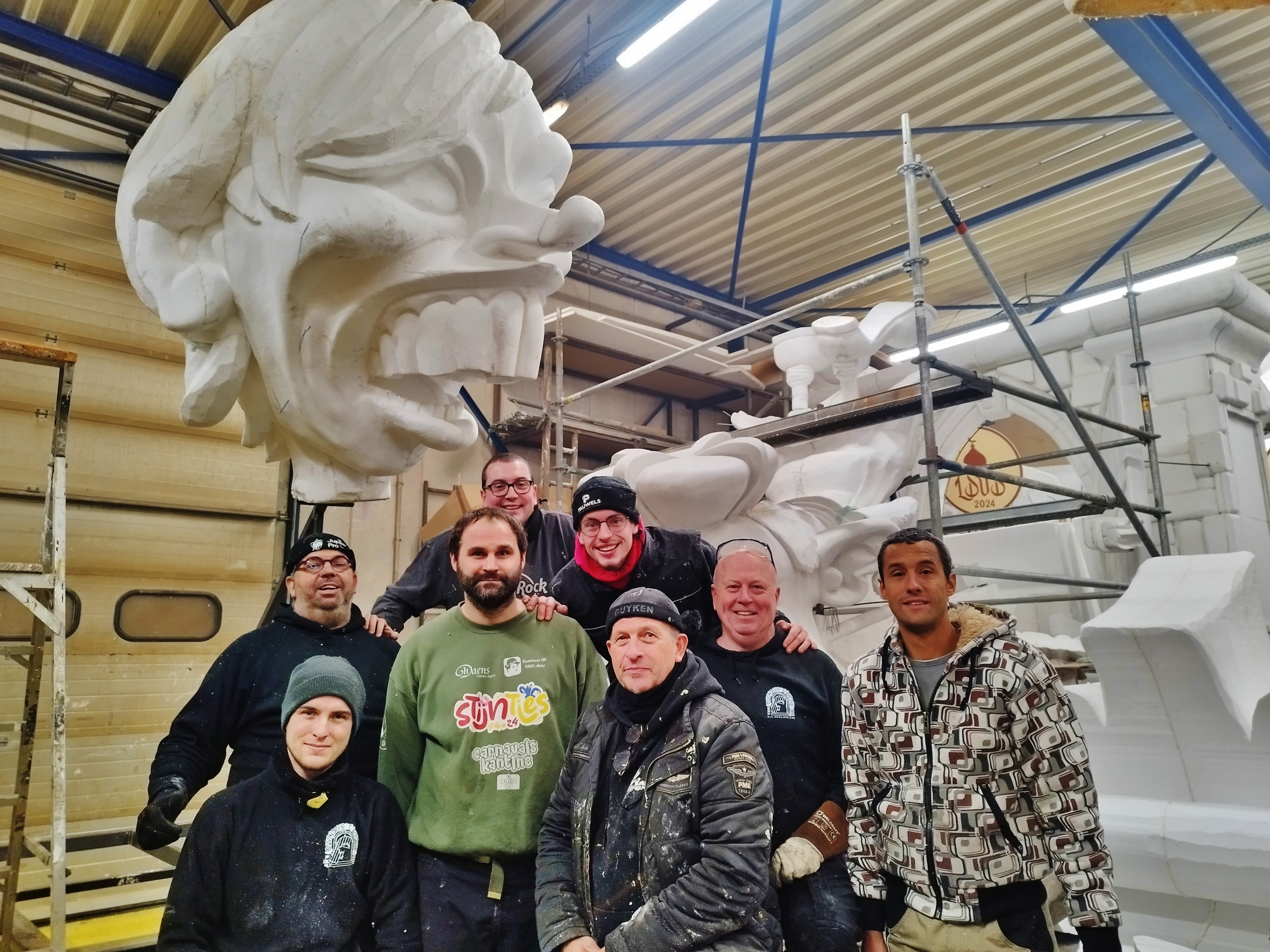 Aalst Carnaval 2025 - Stoetthema AKV LossendeirDeVeirdeirDeir: 'De mes es oit, na es’t fiejst in de keirk!'