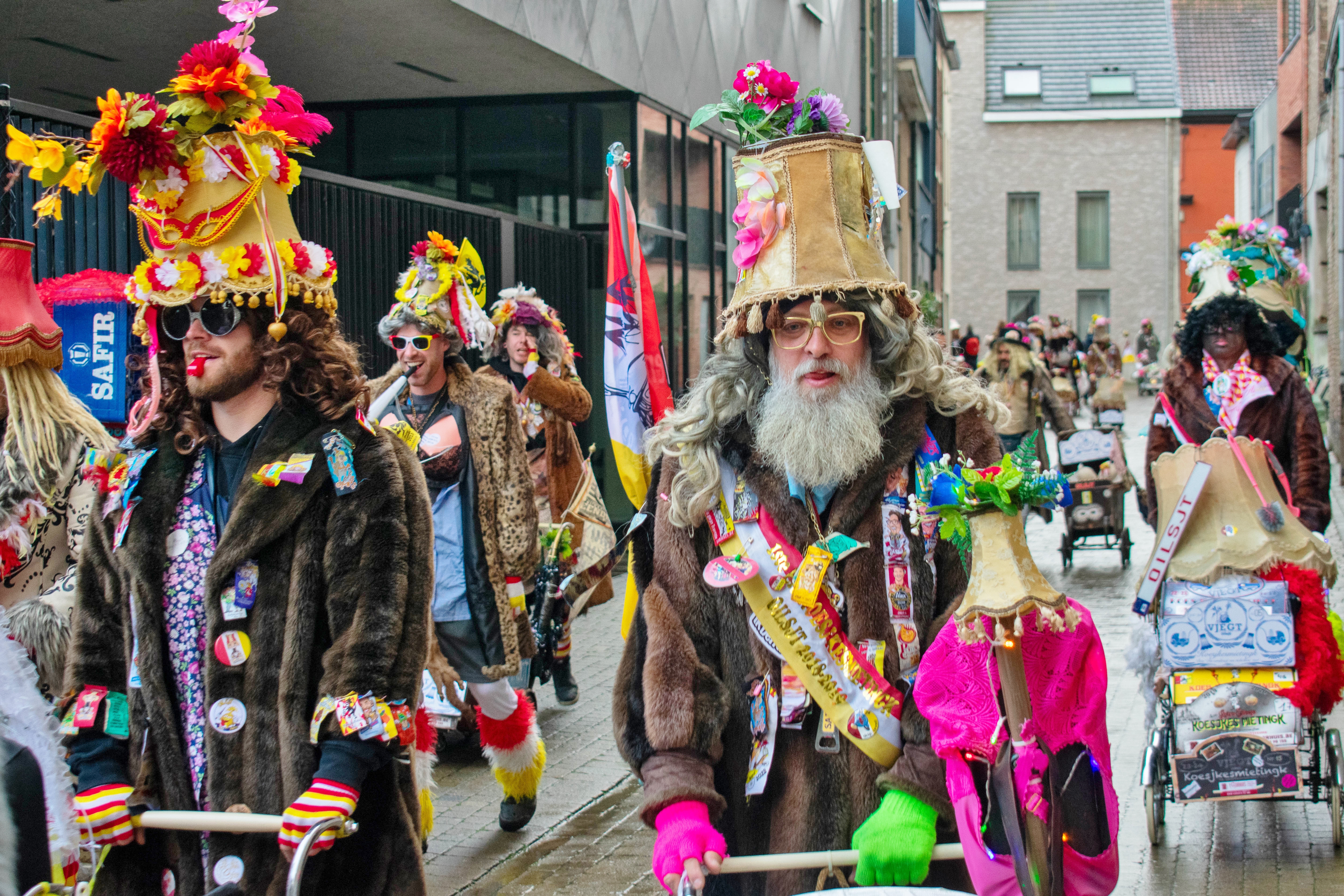 Aalst Carnaval 2024/2025 - Voil Janet Es Giejn Travestie hield hun 9e KoesjkesMietingk: Den 'Da Verdientj Een Tichelken' Toer