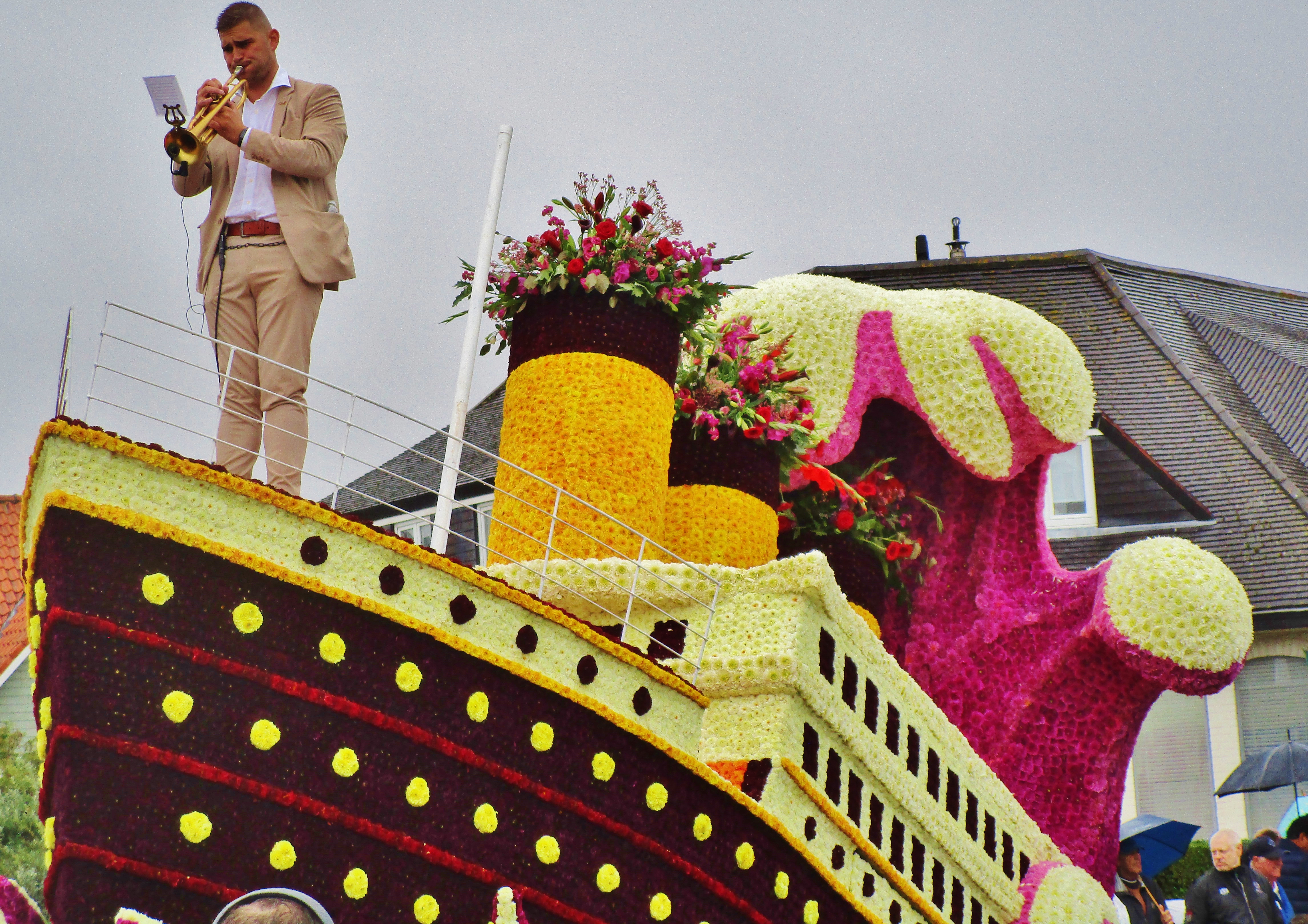 Bloemencorso Blankenberge 2025 - De Melkmoilen (& Matthias De Waele) winnen met hun Titanic! Ook andere Aalsterse Corsogroepen schitterden aan zee!