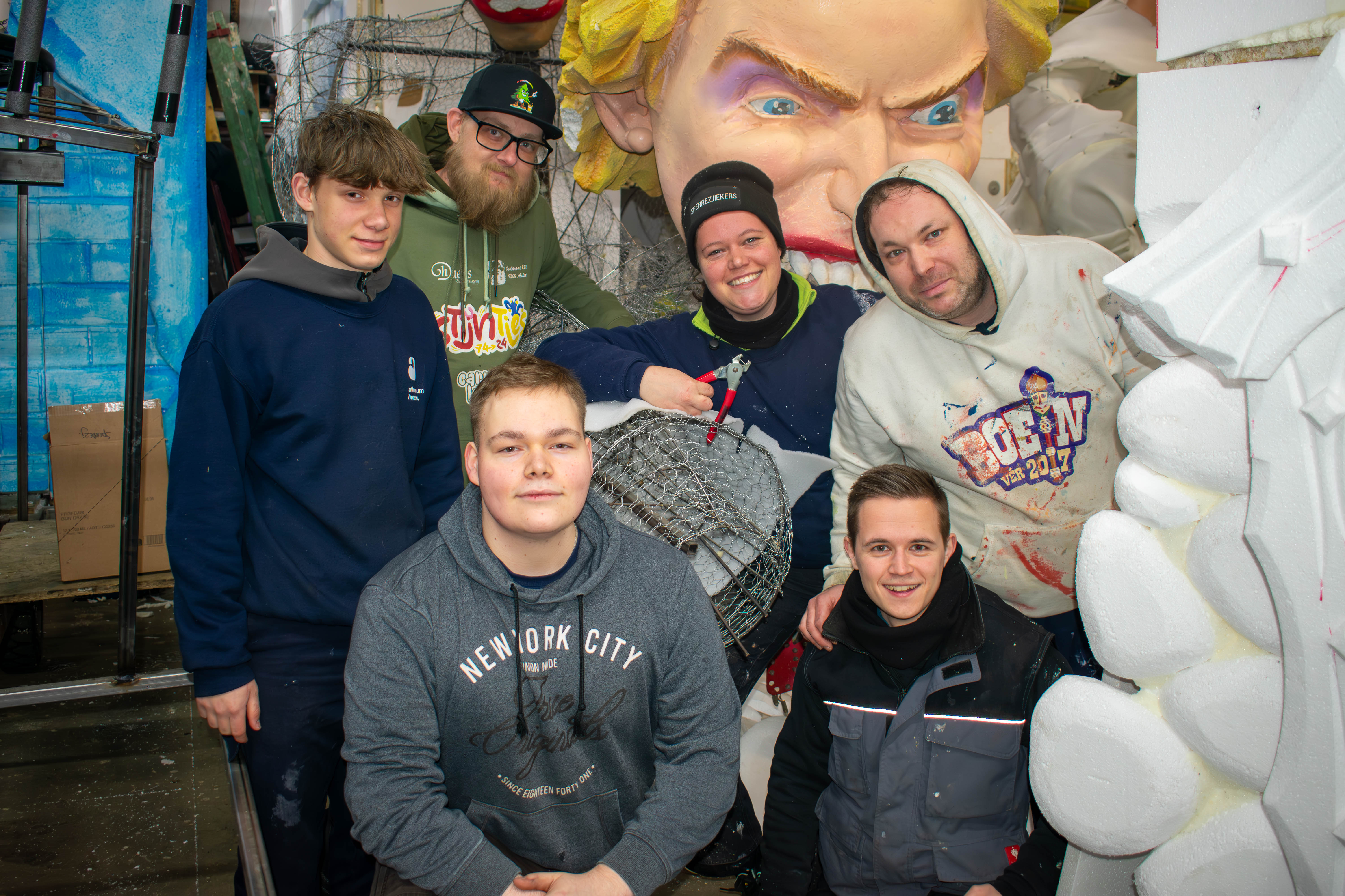 Aalst Carnaval 2025 - Stoetthema AKV De Sperrezjiekers: 'Boer mè grond zoekt vraa me stront – het stikstofakkoerd!'