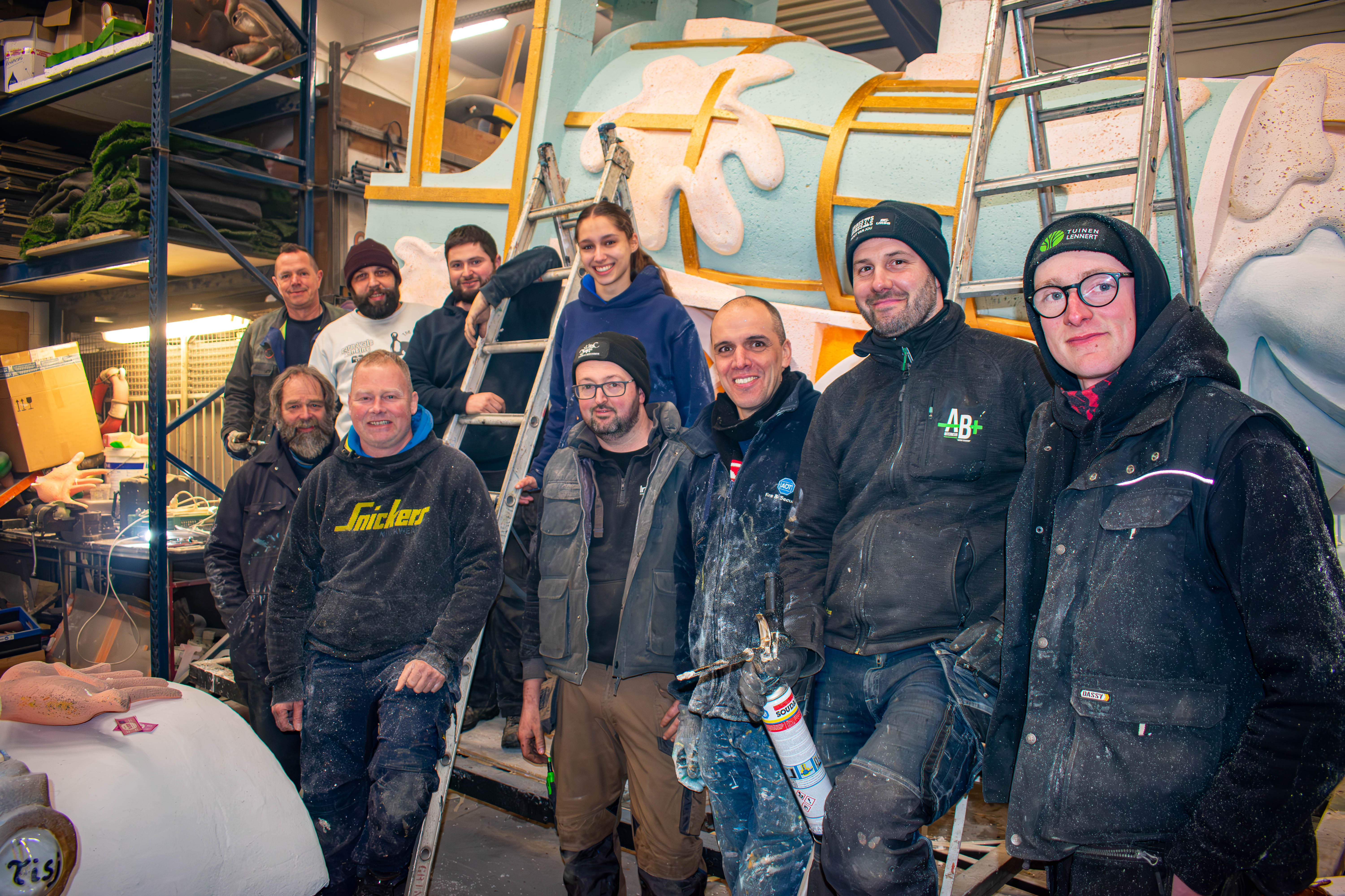 Aalst Carnaval 2025 - Stoetthema AKV Tisj: '’t kloin Oilsjters bloed kleirt de stoet'