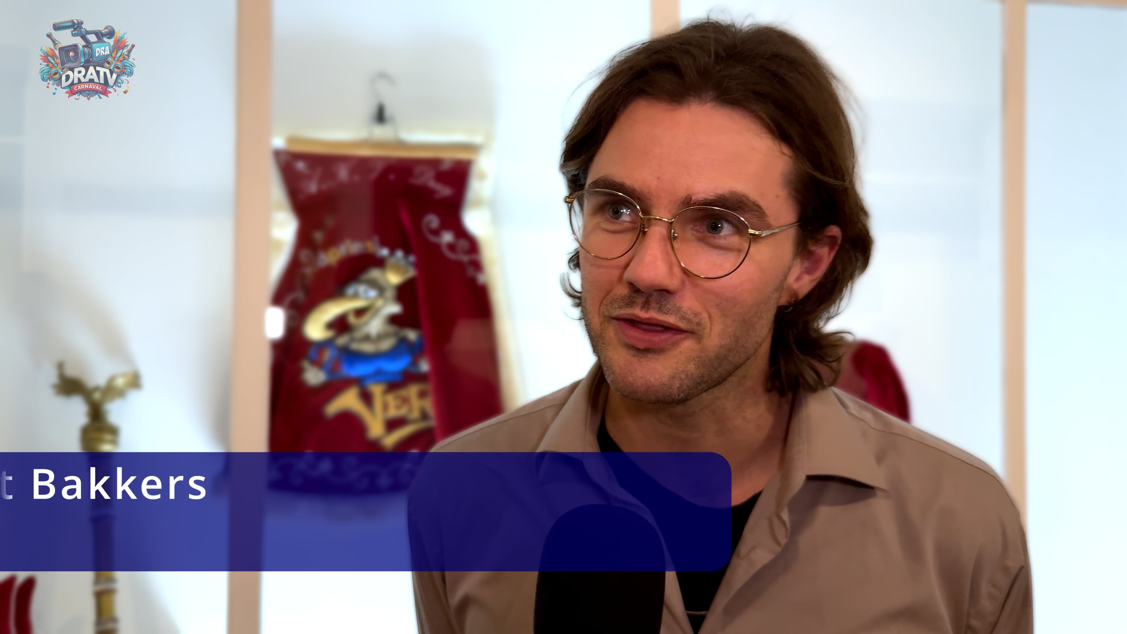 Terugblik naar de eerste editie van de Arend carnaval 1981 en een Dress to Kill film over de voiljanetten stoet.