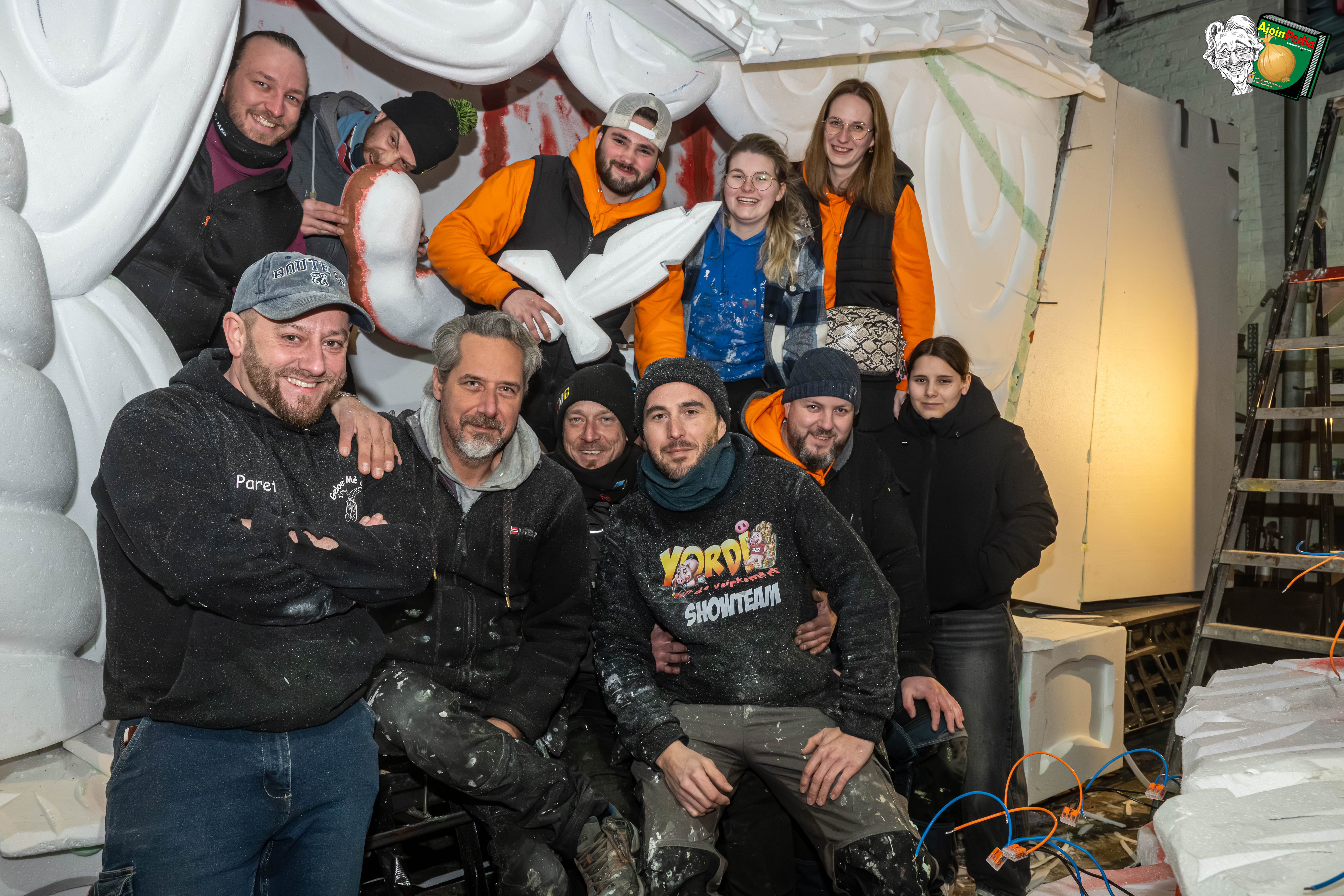 Aalst Carnaval 2026 - Stoetthema AKV Geloeif Mè Goed: 'GMG lotj de poeppen dansen, wat e vertoein!'