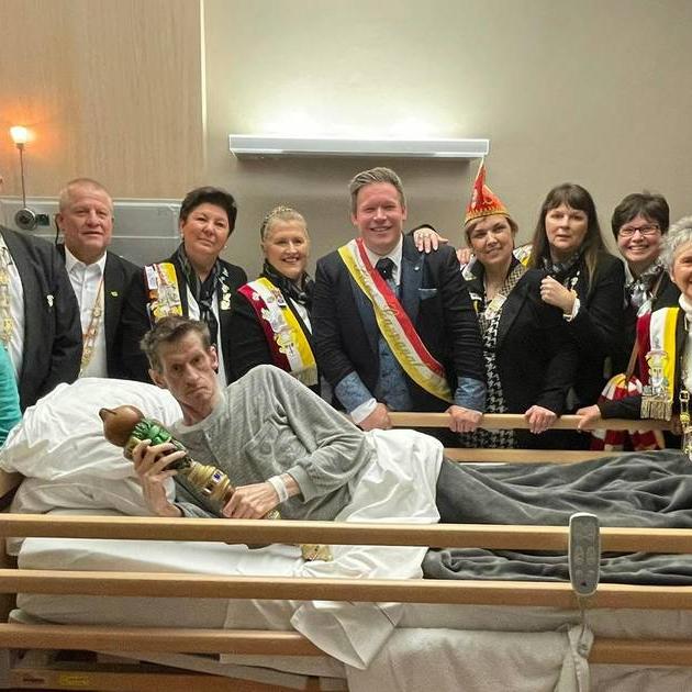 Het is nu al een van de ontroerendste Aalsterse foto’s van 2023: carnavalist Patrick, op zijn bed in de palliatieve afde…