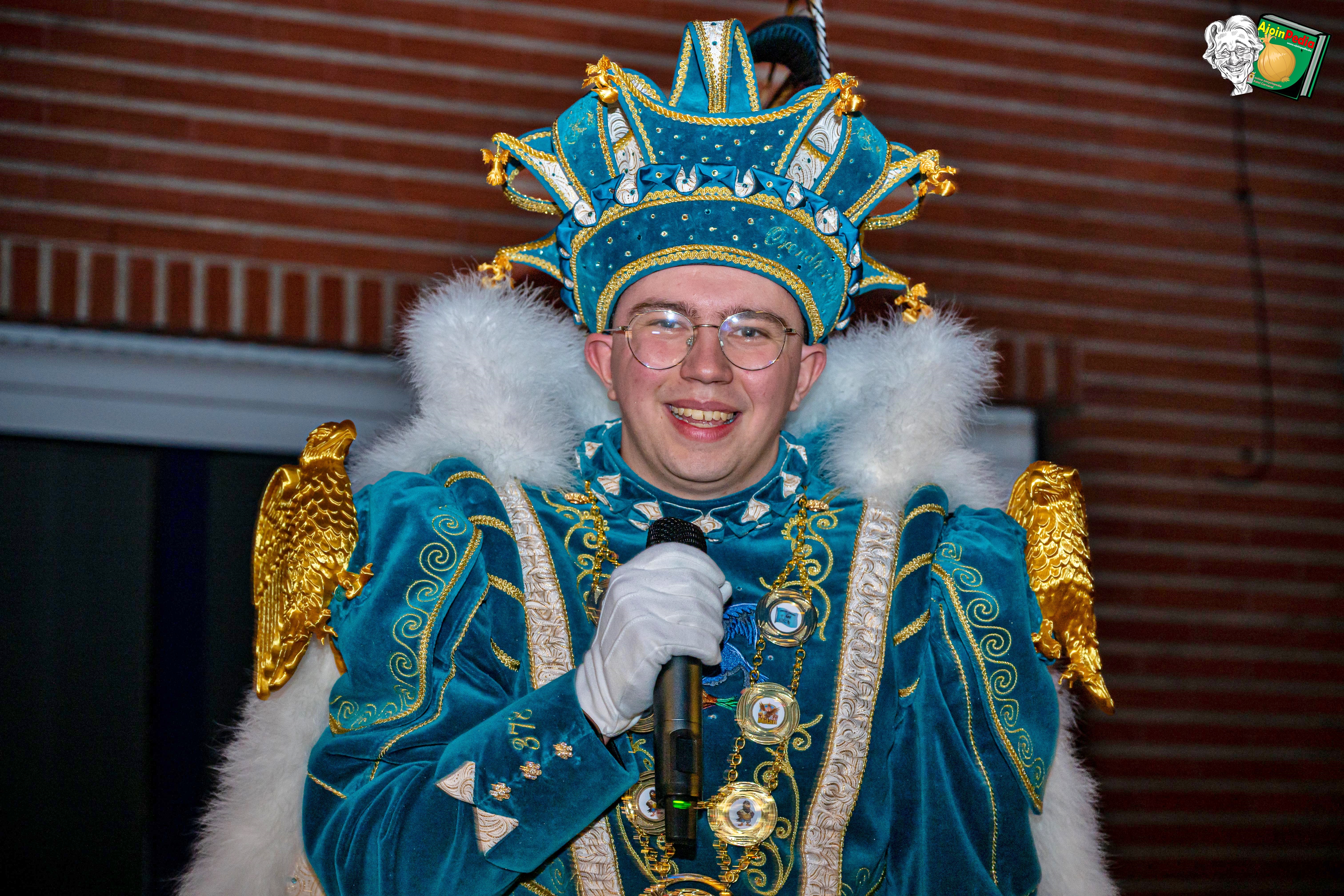 Arendcarnaval 2026 - Orendprinsj Milan pronkt in schitterend, gedetailleerd kostuum!