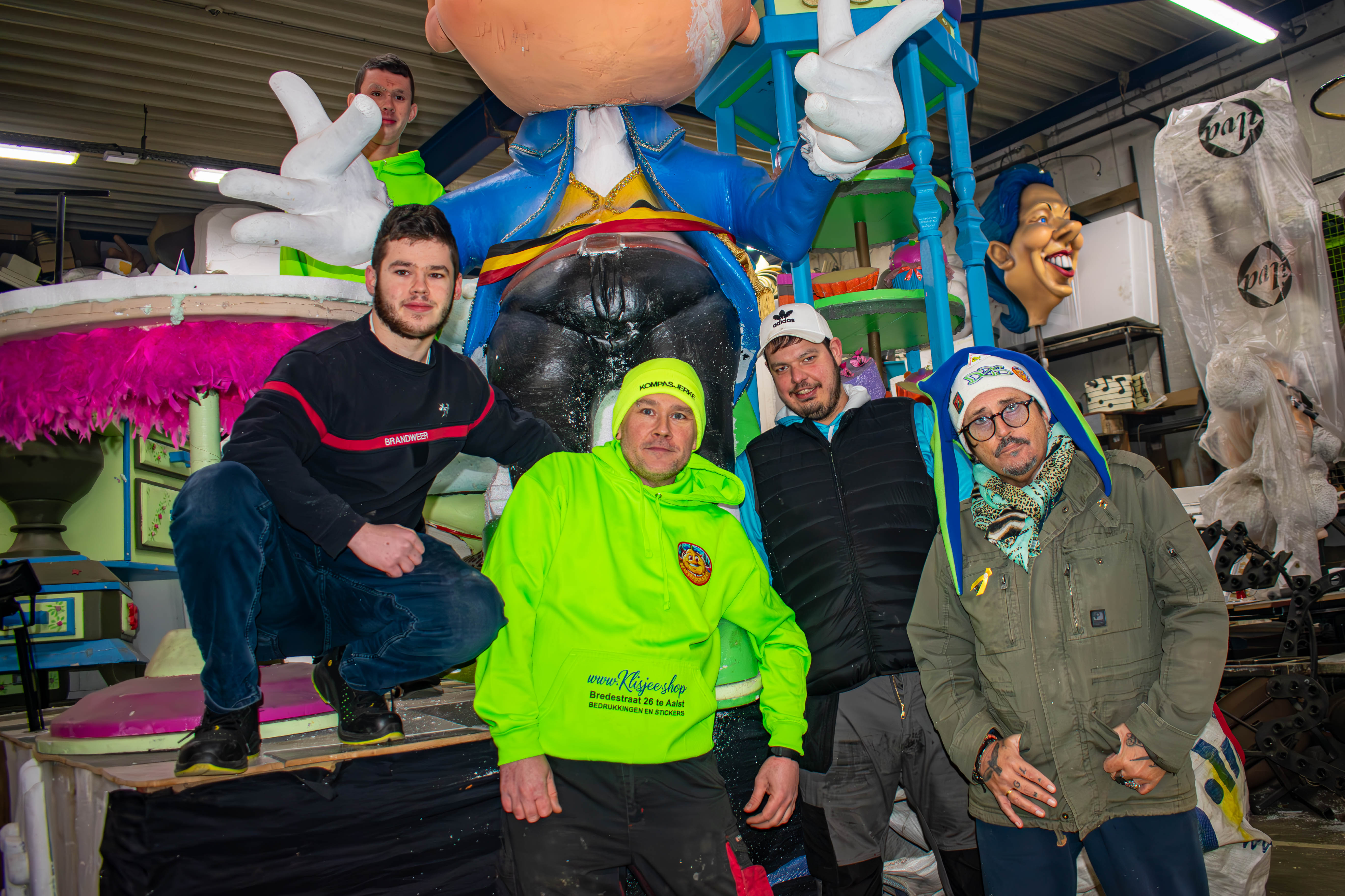 Aalst Carnaval 2025 - Stoetthema AKV Kompasje: 'Op de kaffe be den Dozje'