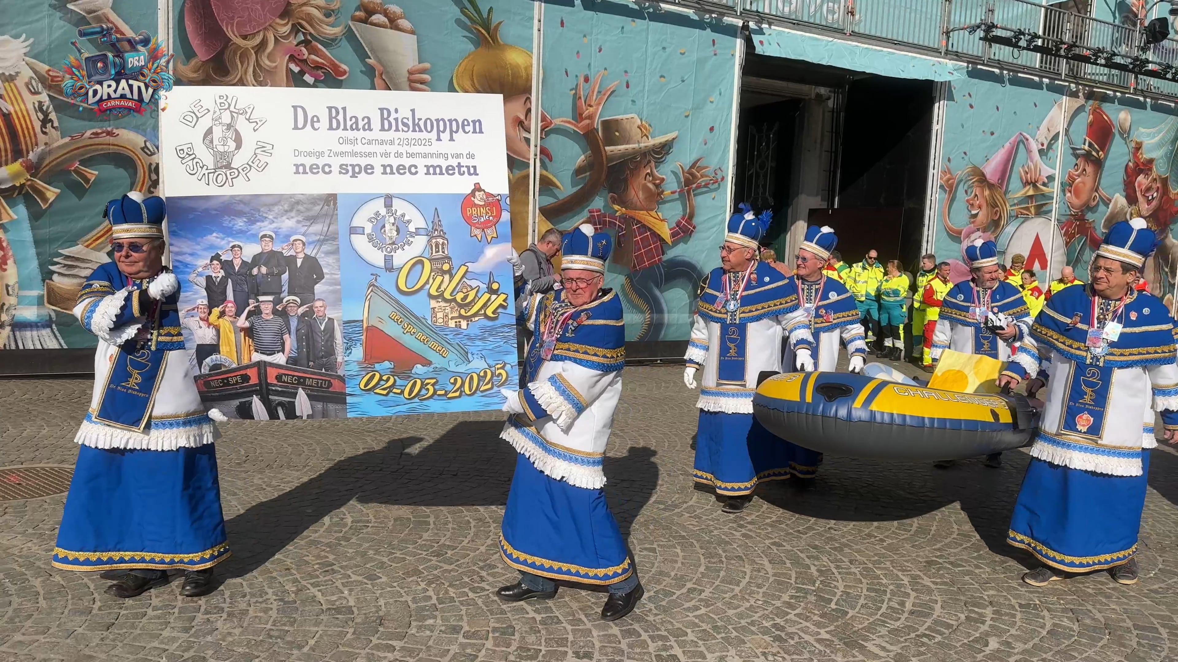 De blaa biskoppen leren de prominenten droog zwemmen
