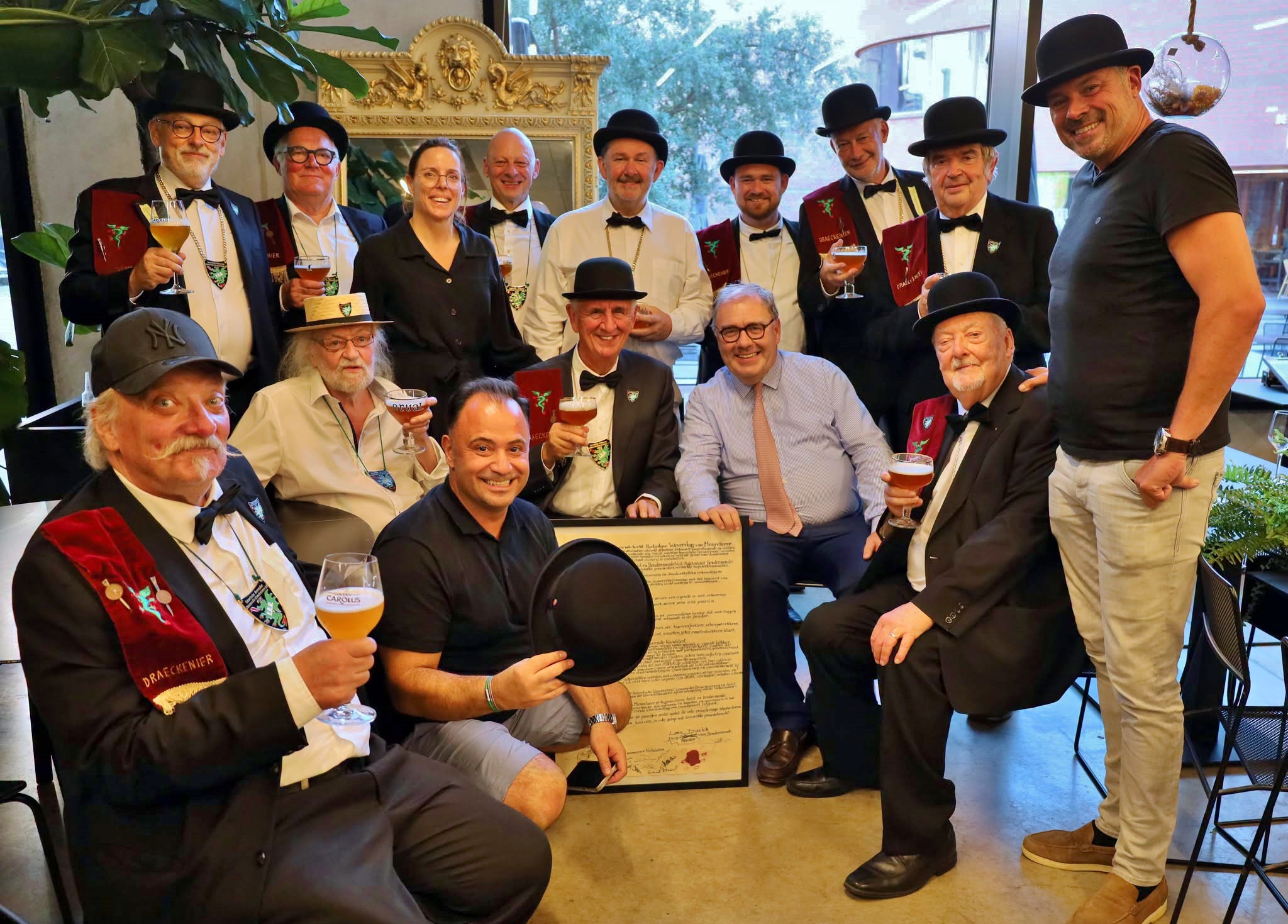 De Draeckenieren pronken met unieke 'Draeckenspiegel' en sturen kuisfactuur voor 'Drakenbeeld'!