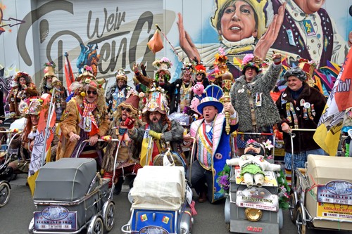 
Aalst Carnaval - Voil Janet Es Giejn Travestie hield hun 7e Koesjkes Mietingk 'De Veerlesten Toer'!
