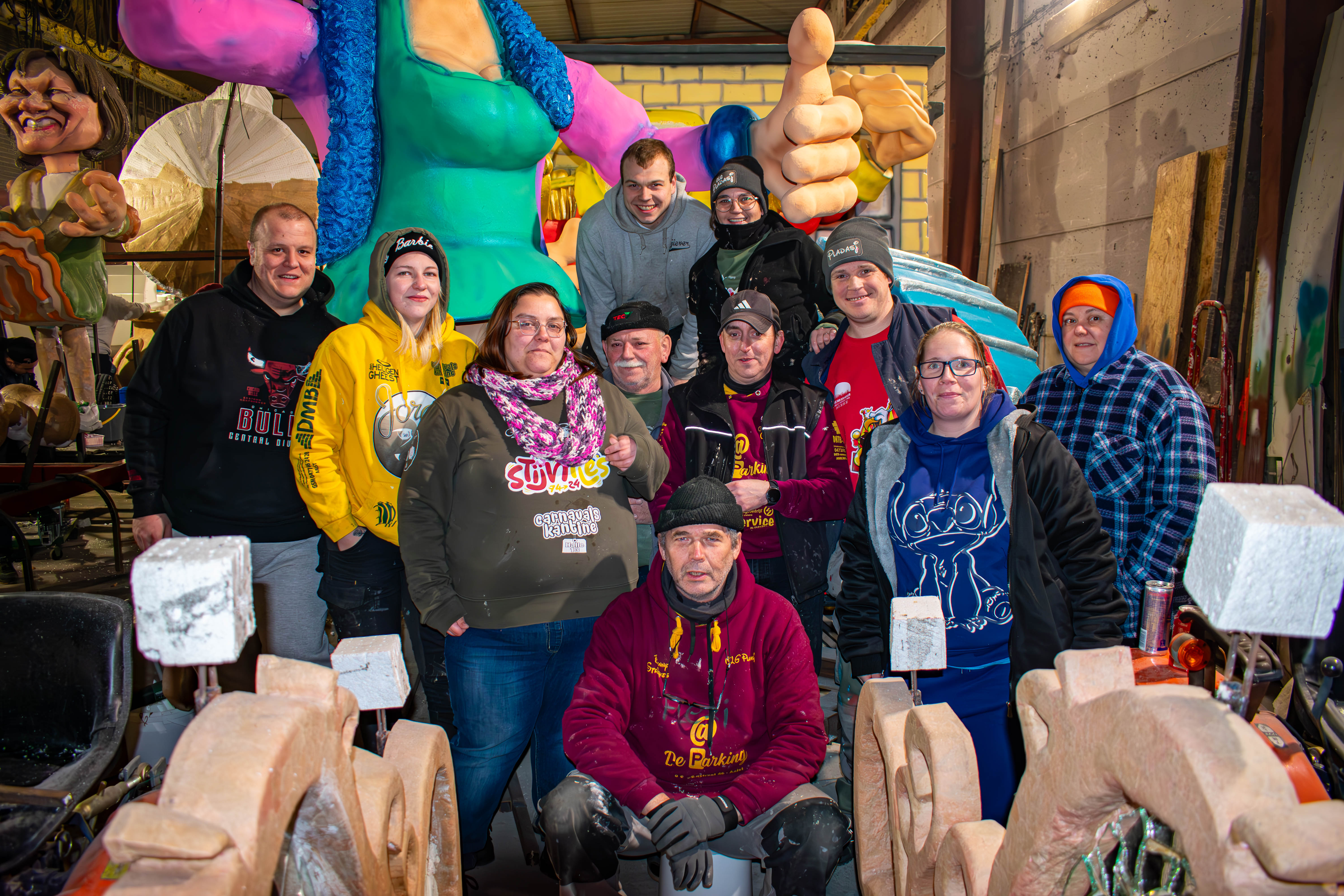 Aalst Carnaval 2025 - Stoetthema AKV Pladasj: 'Spiegelken spiegelken oon de wand. Wa mokt Vastelauved uniek in ons Ajoinenland?'