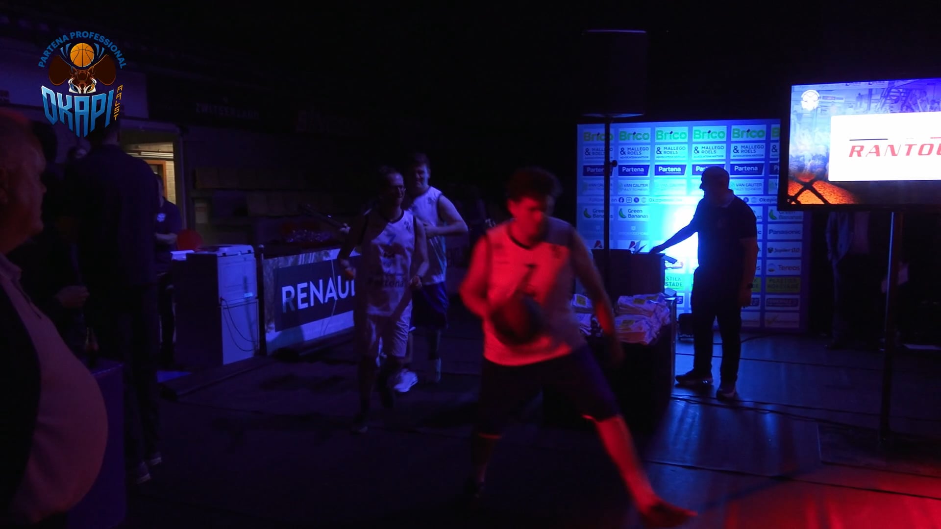 LIVE De stoefkabassen den okapi speelt basket.