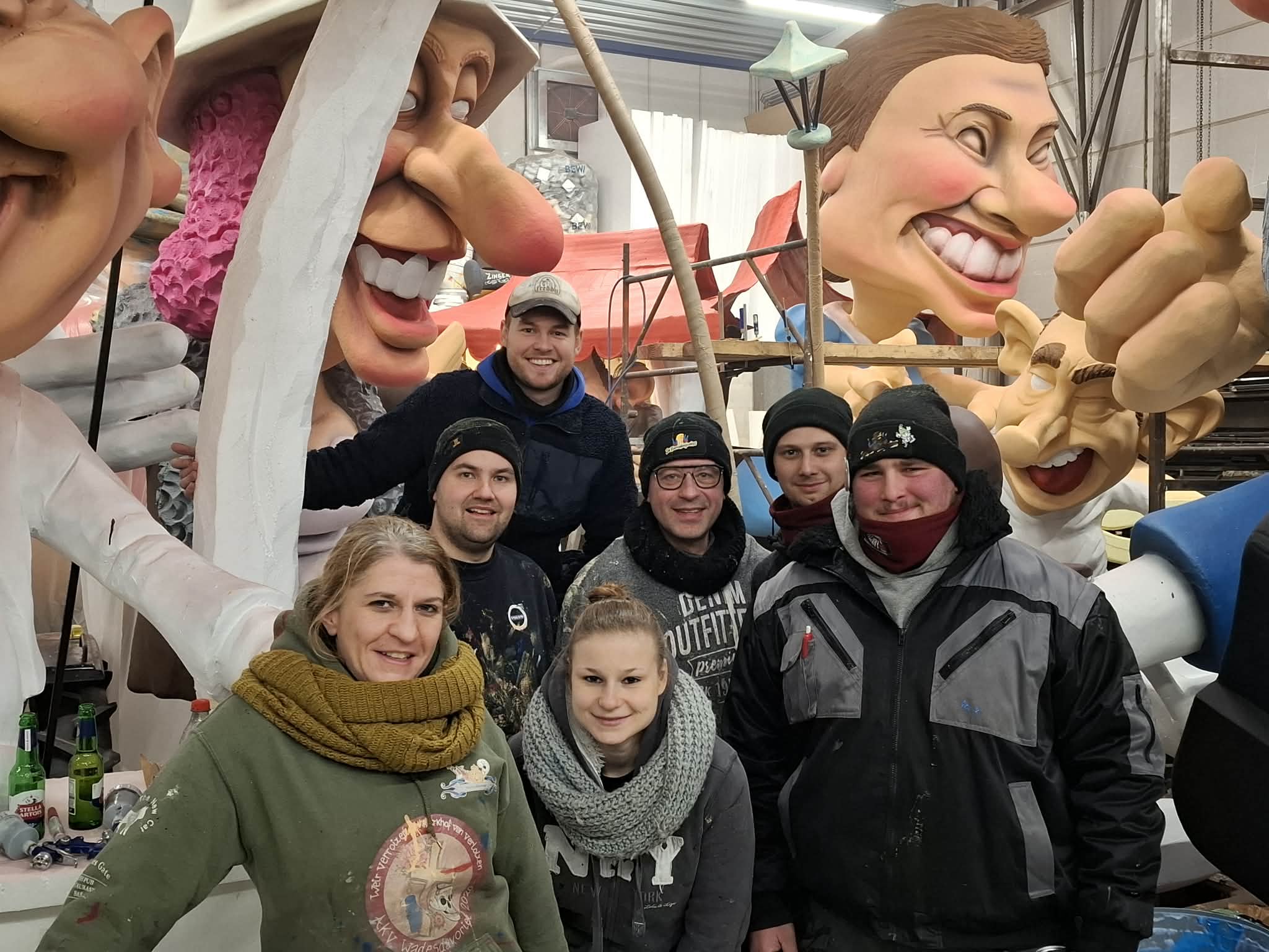 Aalst Carnaval 2026 - Stoetthema AKV De Toerenbiejoekes: 'Nen Oilsjteneer es van alle merten thois'