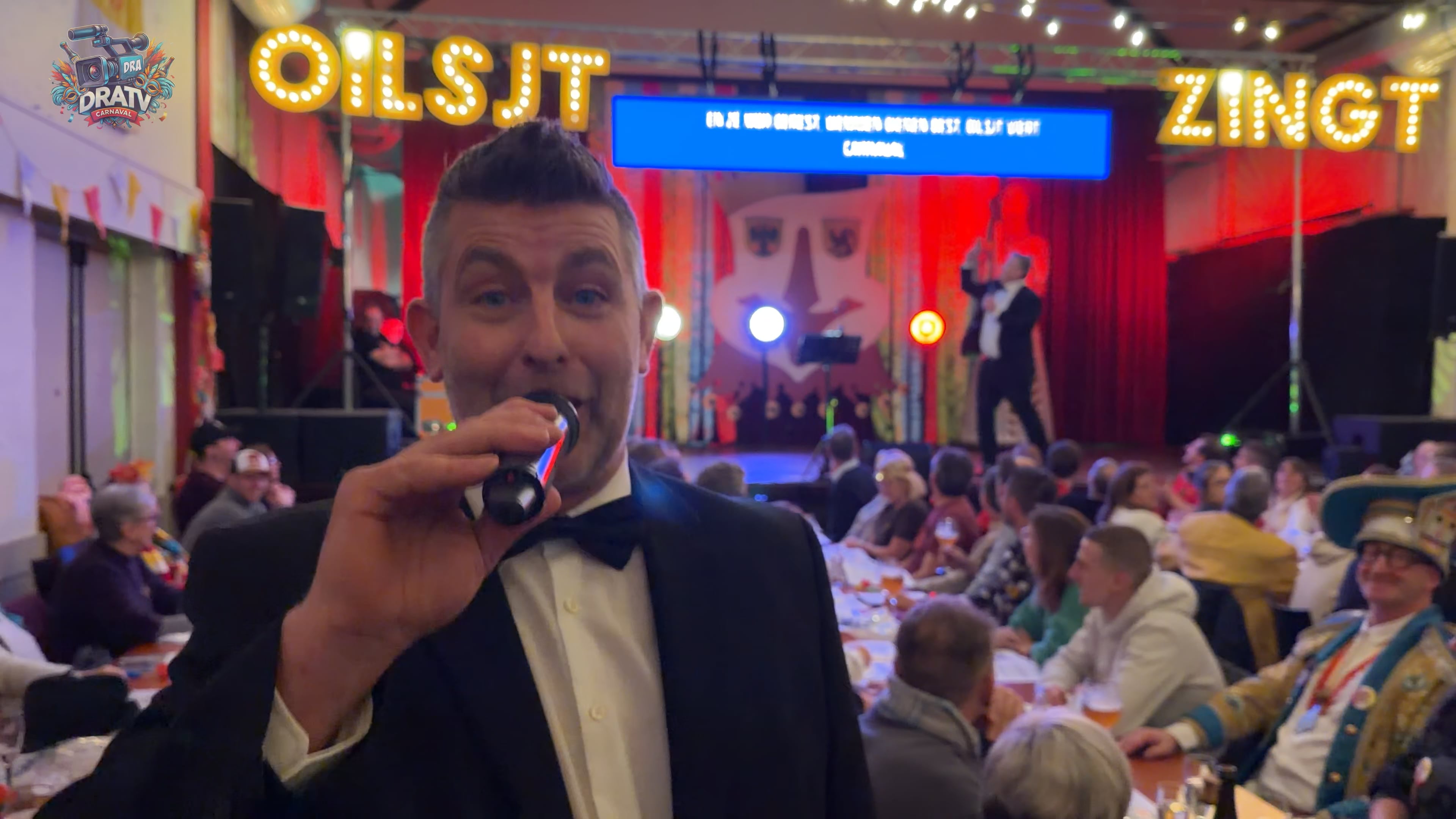 Oilsjt Zingt editie 2026 Bart leert het volk Oilsjters zingen.