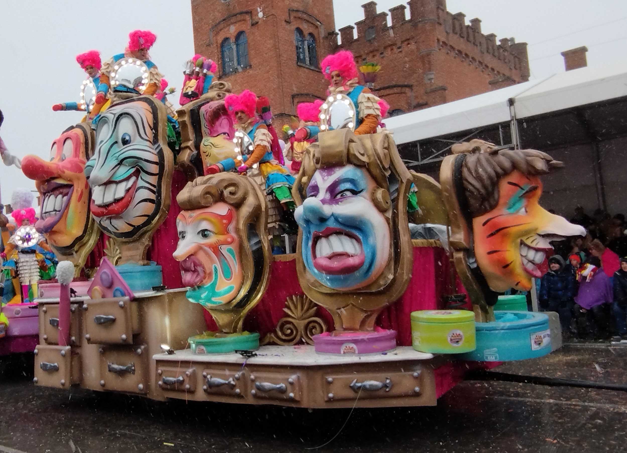 Aalst Carnaval 2026 - Zondagse sneeuwstoet lokte 50.000 toeschouwers!