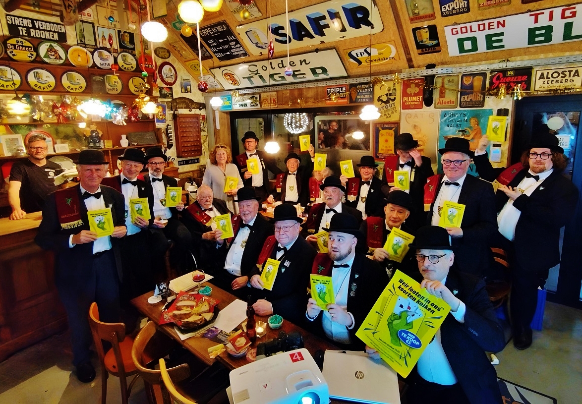 De Draeckenieren presenteerden 'Het Gele Boekje 2026: Weir Loten In Ons Koorten Koiken!' Sfeerverslag over een bijzondere avond vol 'Oilsjterse spirit'!