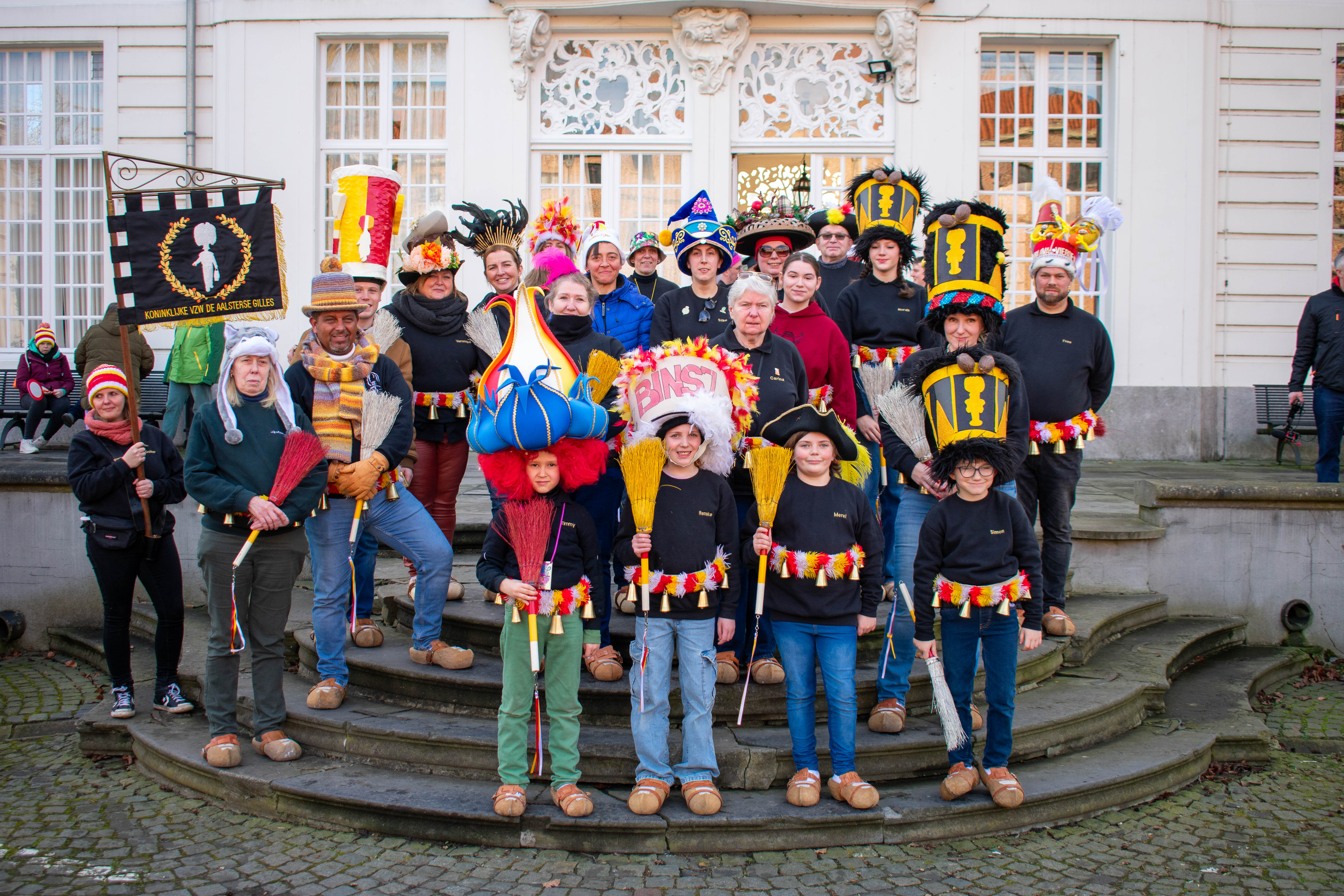 Aalst Carnaval 2025 - Vooroptocht van de 'Koninklijke Maatschappij De Aalsterse Gilles' brengt carnavaleske sfeer tot leven!
